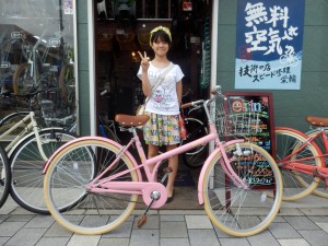 カワイイ女の子とピンクの自転車 京都の中古自転車 新車販売 サイクルショップ エイリン