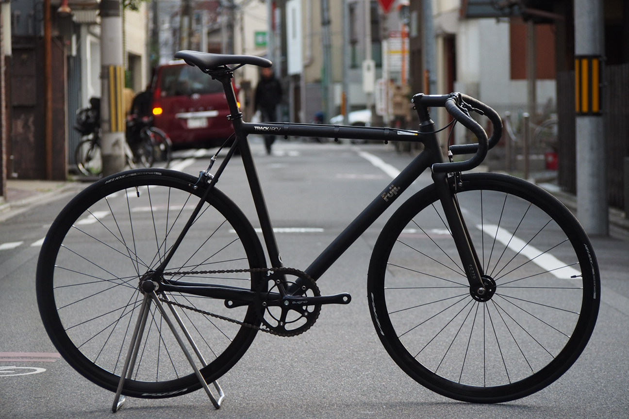 新入荷！】個性的な前下がりのパシュートスタイルを持つ、軽量