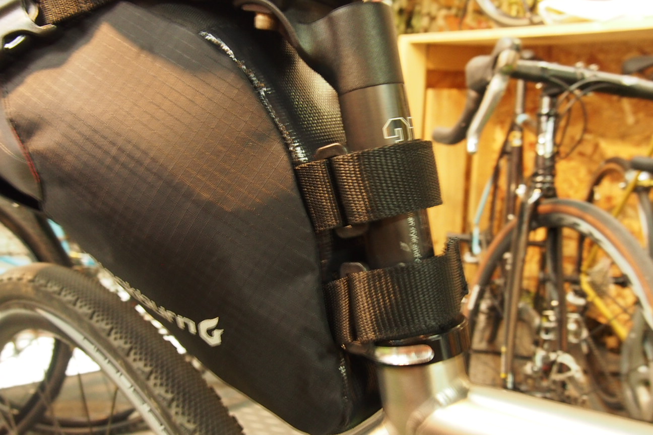 使い方に合わせたカスタム可能なバイクパッキングサドルバッグ
