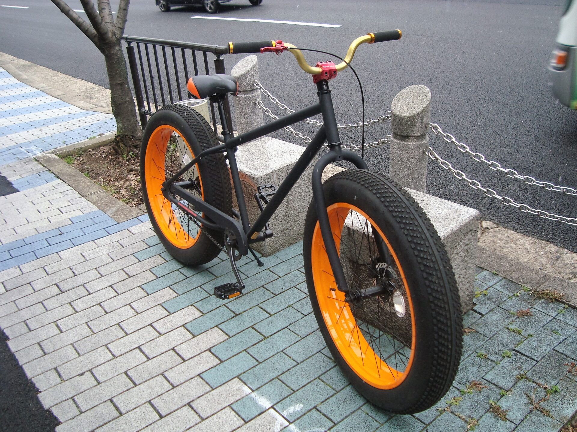 タイヤがオレンジの自転車