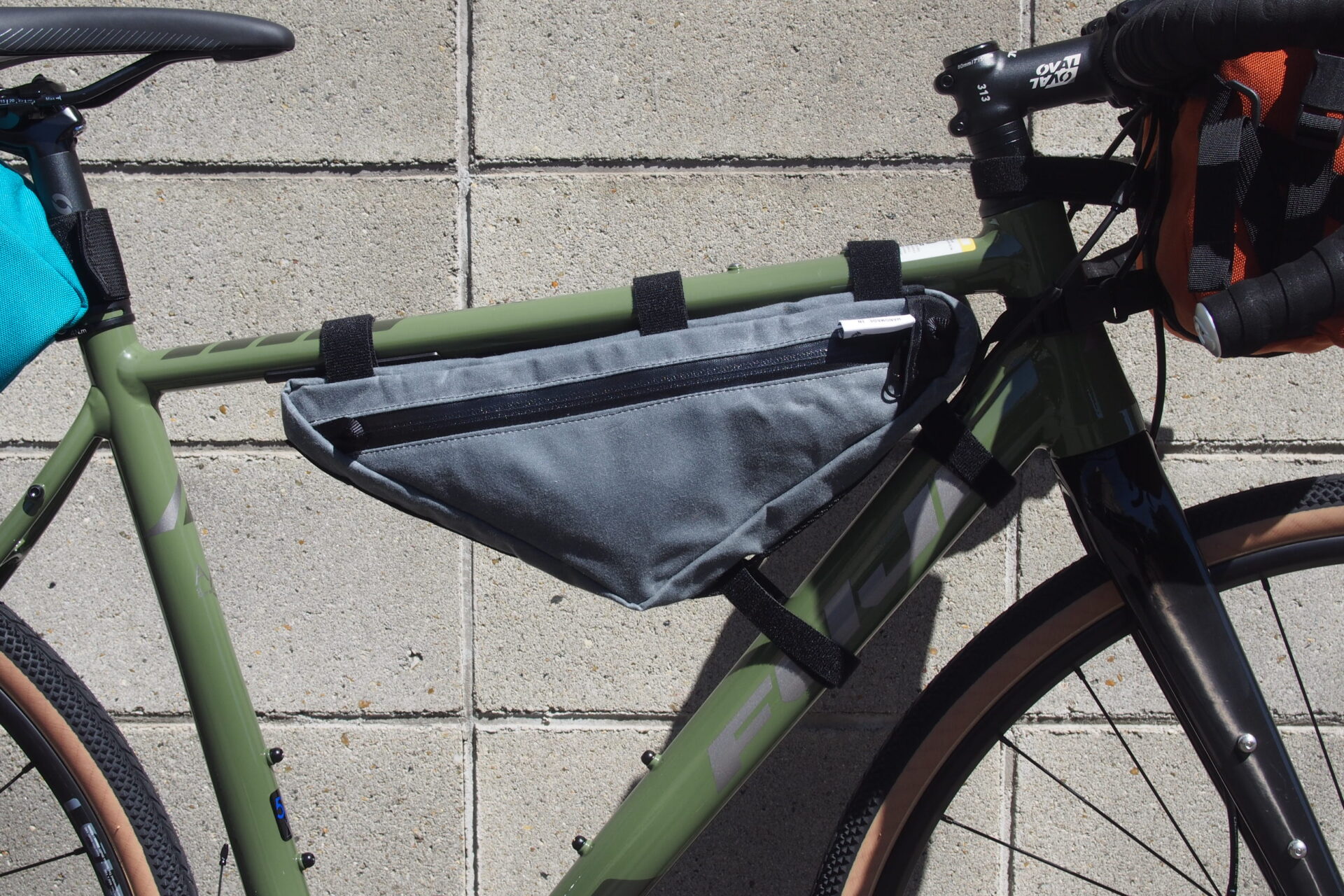 Bike Packing バイクパッキング 小さいフレームにもジャストフィットなフレームバッグ Road Runner Bags ロードランナーバッグス The Wedge Half Frame Bag ウェッジハーフフレームバッグ 京都の中古自転車 新車販売 サイクルショップ エイリン