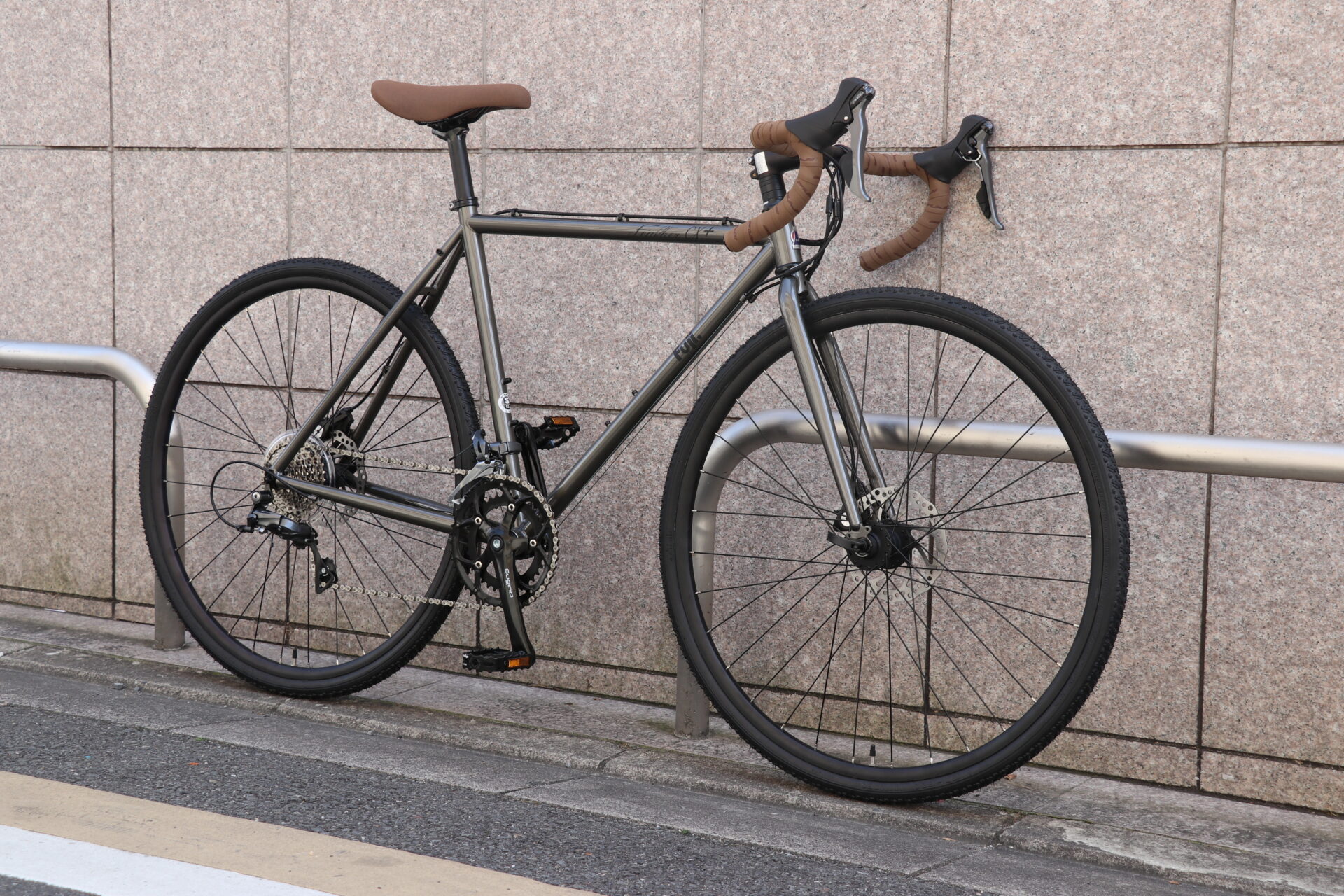 京都の生活にもフィットします 街乗り 通勤 通学 自転車ツーリングにおすすめのシクロクロスモデル Fuji フジ 19モデル Feather Cx フェザーシーエックスプラス のご案内 京都の中古自転車 新車販売 サイクルショップ エイリン