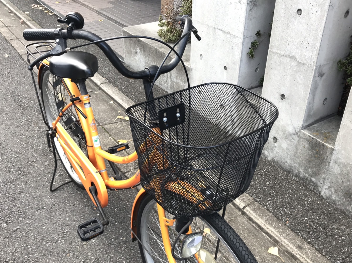 タイヤがオレンジの自転車