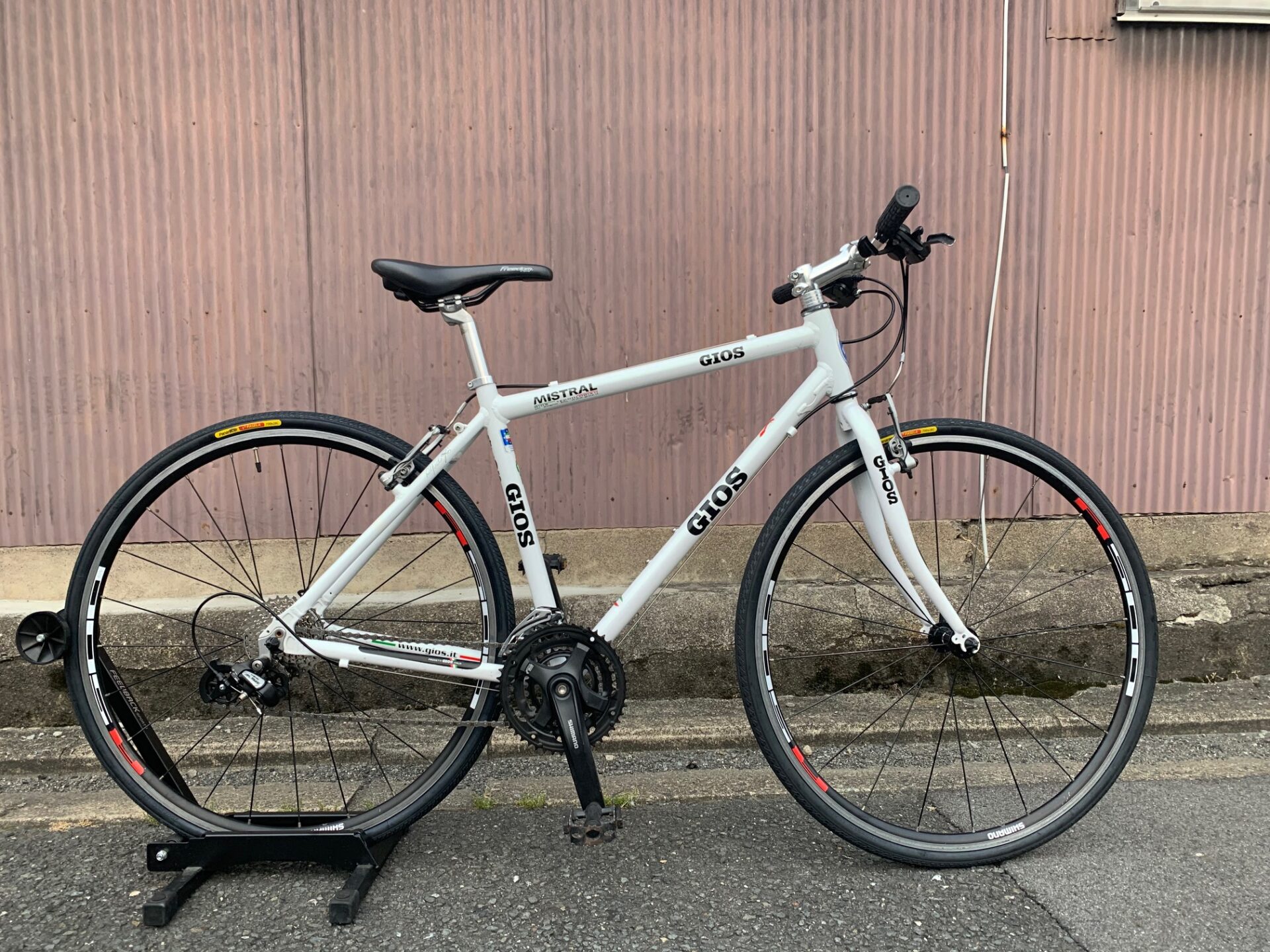 【HOT通販】 GIOS ジオス MISTRAL ミストラル クロスバイク フレームサイズ48cm 24段変速 700×28C 一本スタンド付き(Lサイズ以上)｜売買されたオークション情報