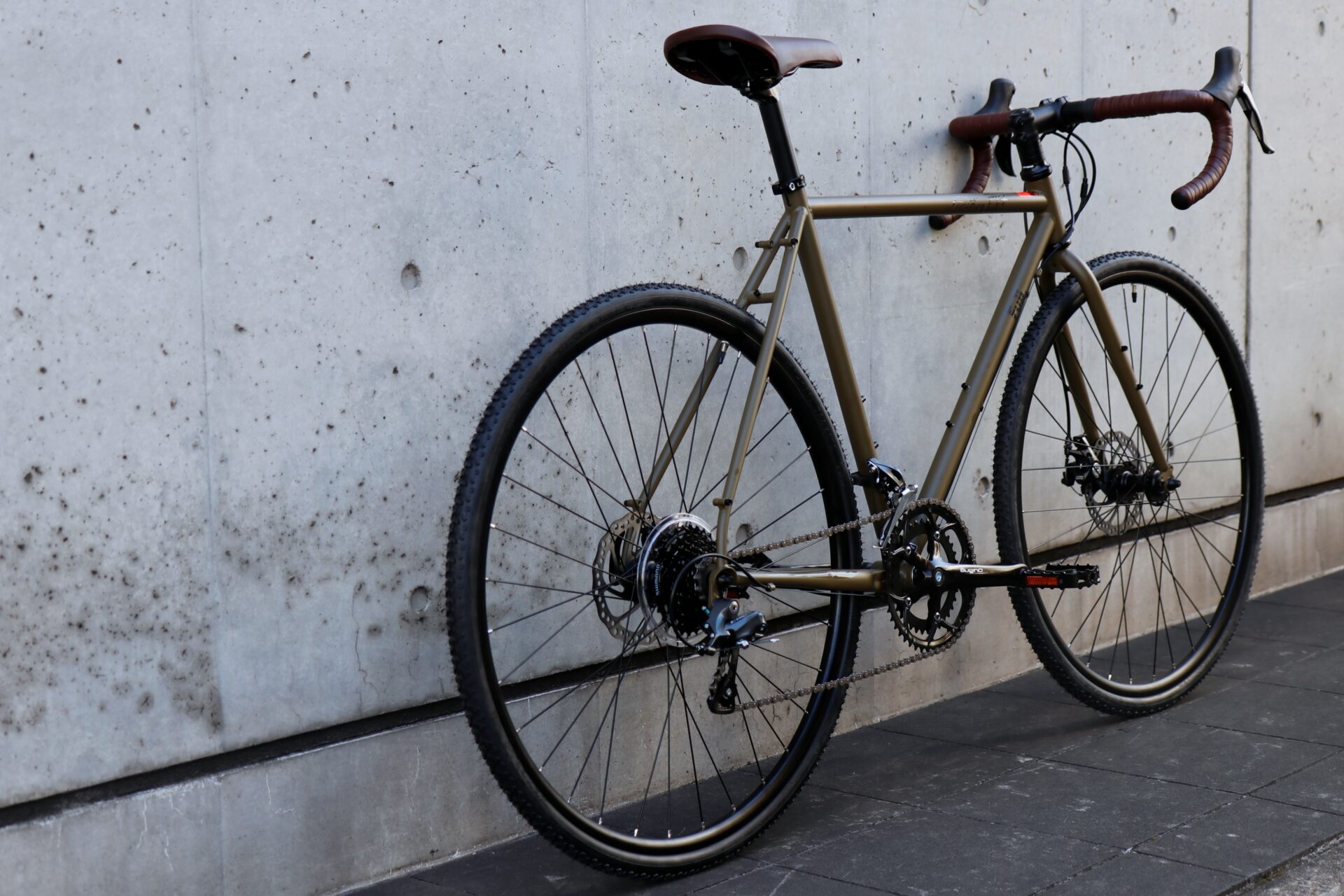街乗り～週末アドベンチャーまで！ロングセラーのマルチパーパスグラベルバイク【2022年モデル】FUJI (フジ) FEATHER CX+ ( フェザーCXプラス) | 京都の中古自転車・新車販売 サイクルショップ エイリン